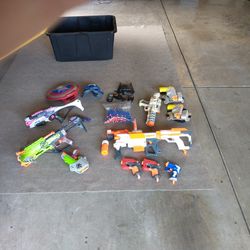 Good set of Nerf Guns, Lots of Ammo, Some Other Bonus items in Picture all in good shape