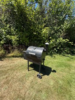 Traeger Classic smoker with applewood pellets