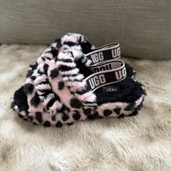 Size 7 UGG Fluff Yeah Animalia Sheepskin Slippers – Pink Scallop 🩷