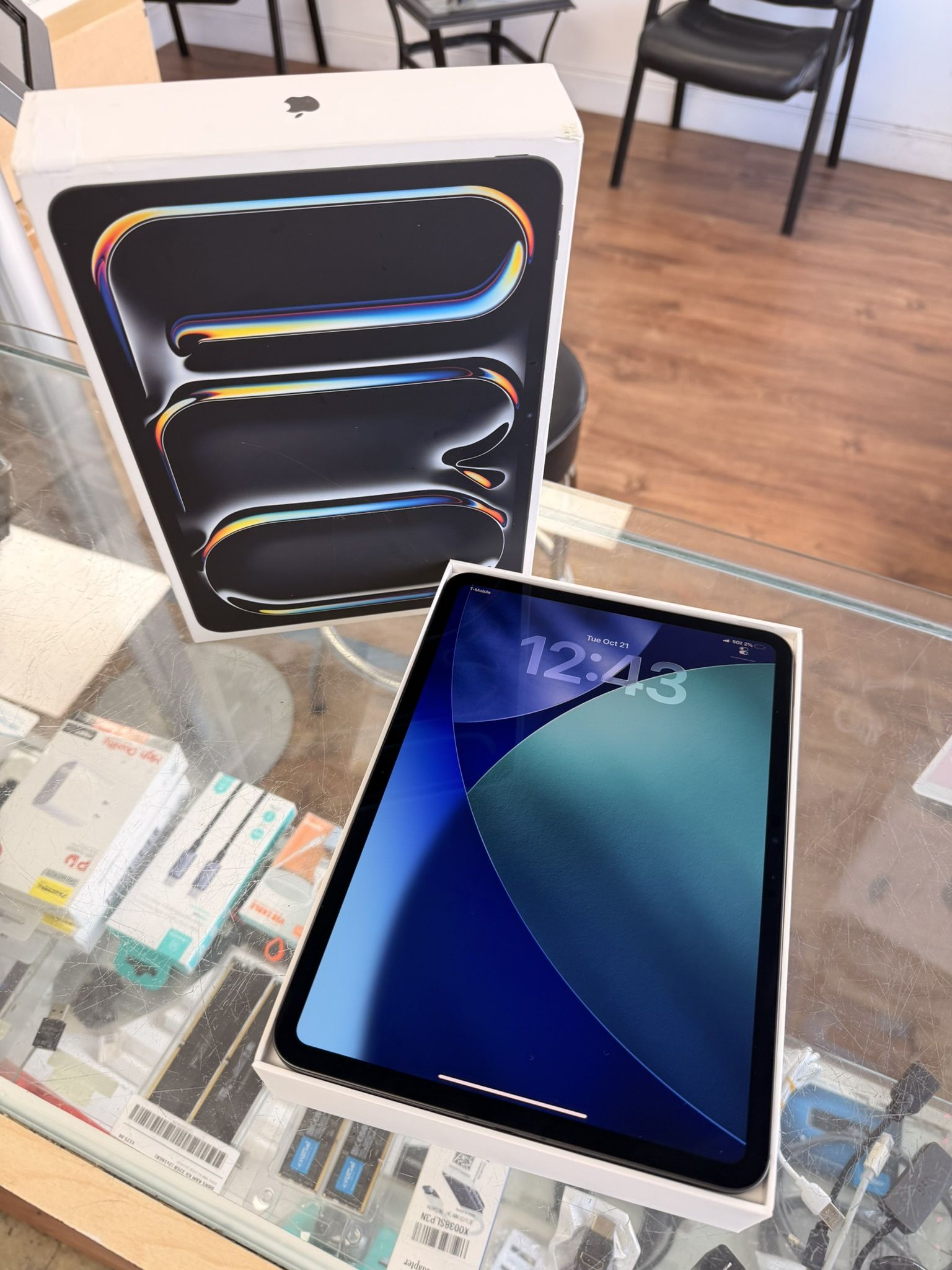 Like New! Ipad Pro 11” 256gb M4 Wifi + Cellular.