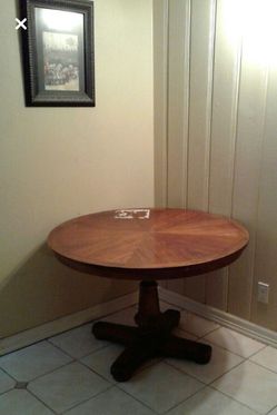 Wooden adjustable round table