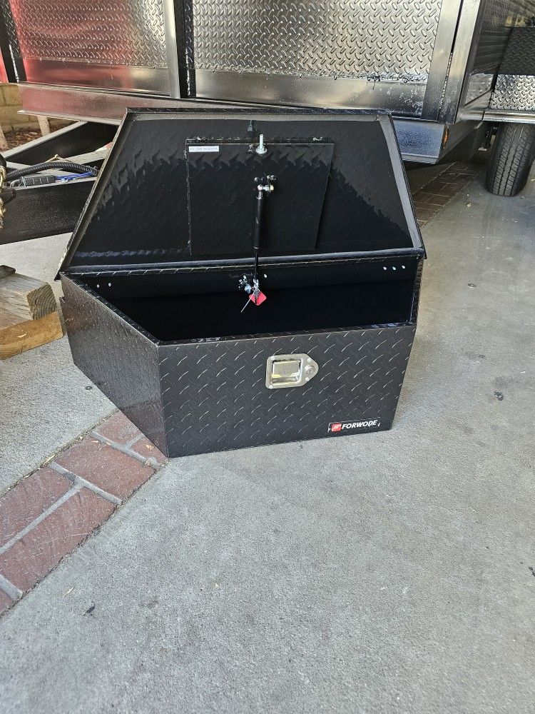 NEW TOOL BOX TONGHE ALUMINUM 39" IDEAL FOR TRAILER,NICE AND CLEAN FOR ANY QUESTION TEXT ME PLEASE HABLO ESPAÑOL