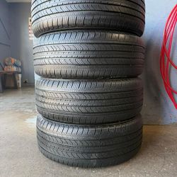 215/55/17. Michelín