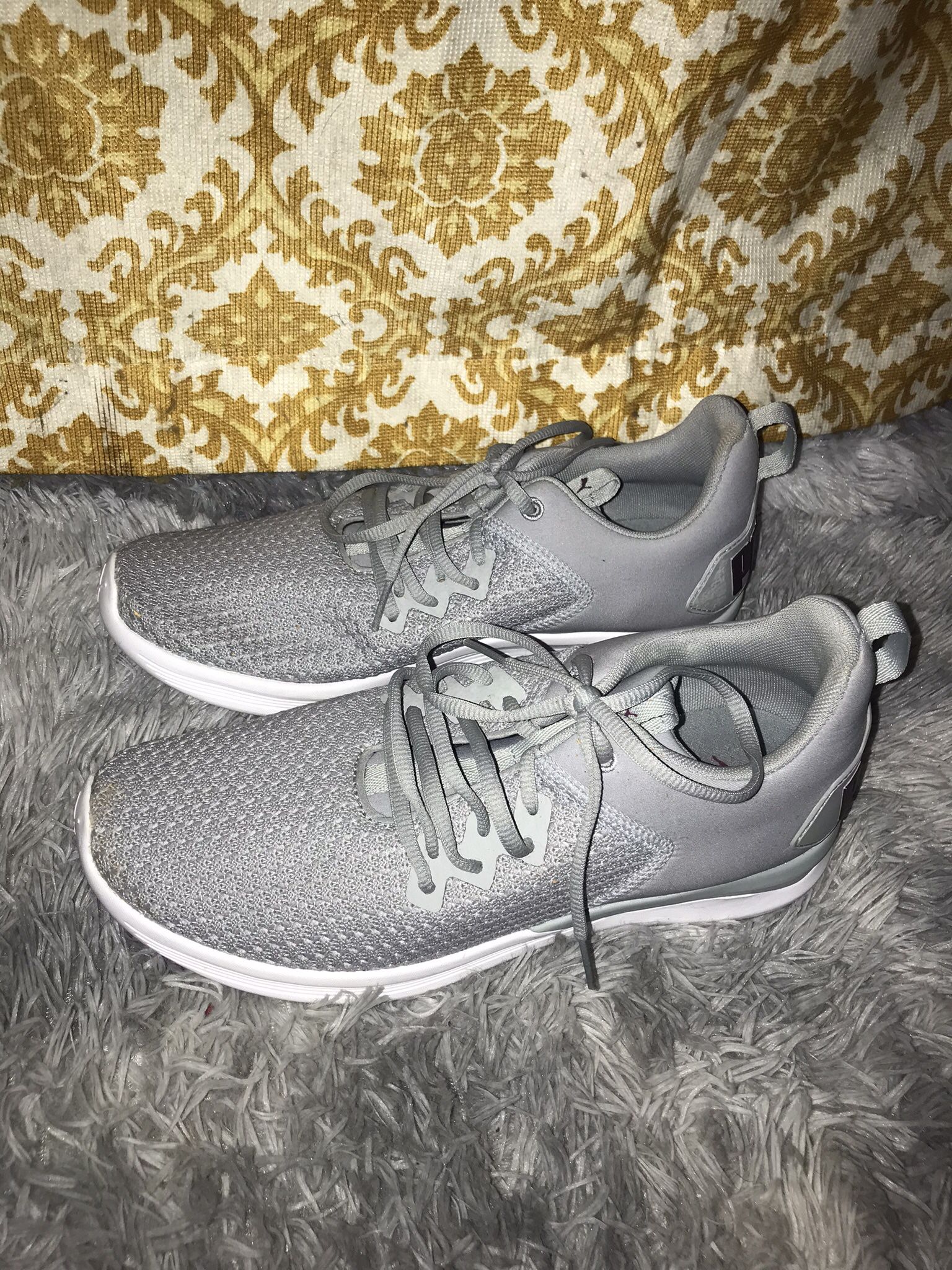 Like New! Womens Size 10!!! Grey Pumas Athletic Shoes Like New!!