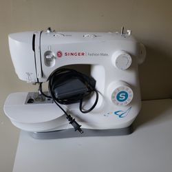 Singer Sewing Machine 