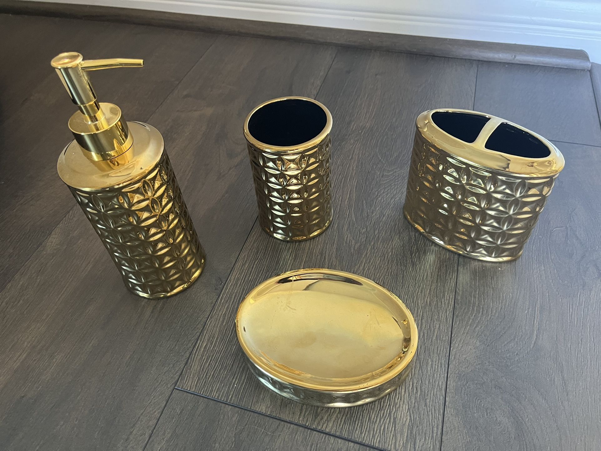 Decorative (4) Piece Golden Bathroom Accessory Set