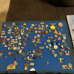 About 850 Enamel And Metal Pins 