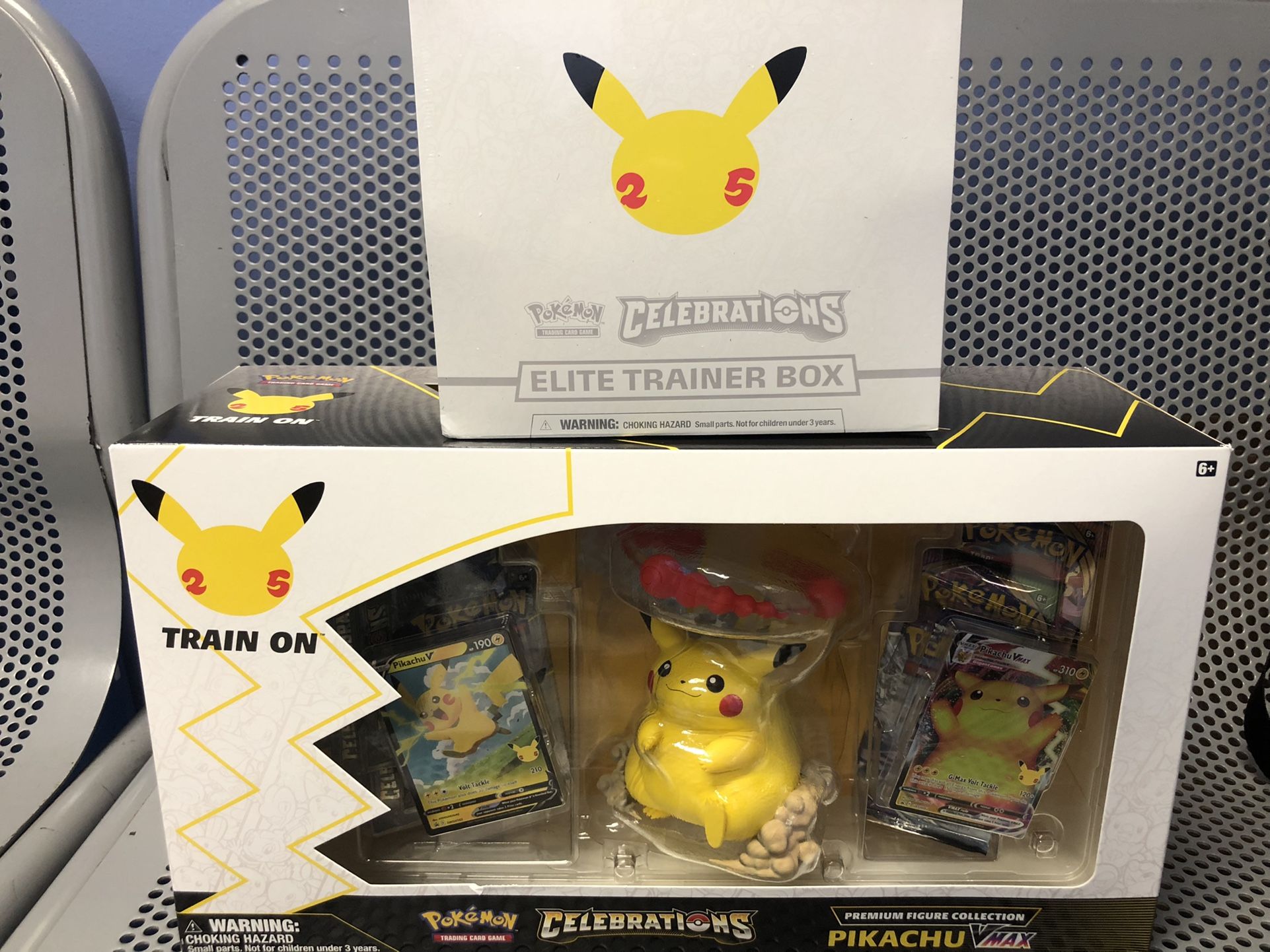 Pokemon Celebrations Collection ETB, Pikachu  Premium Figure 