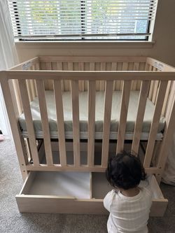 Beautiful Mini Crib (Davinci Colby) 