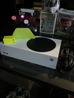 Xbox Series S w controller and stand