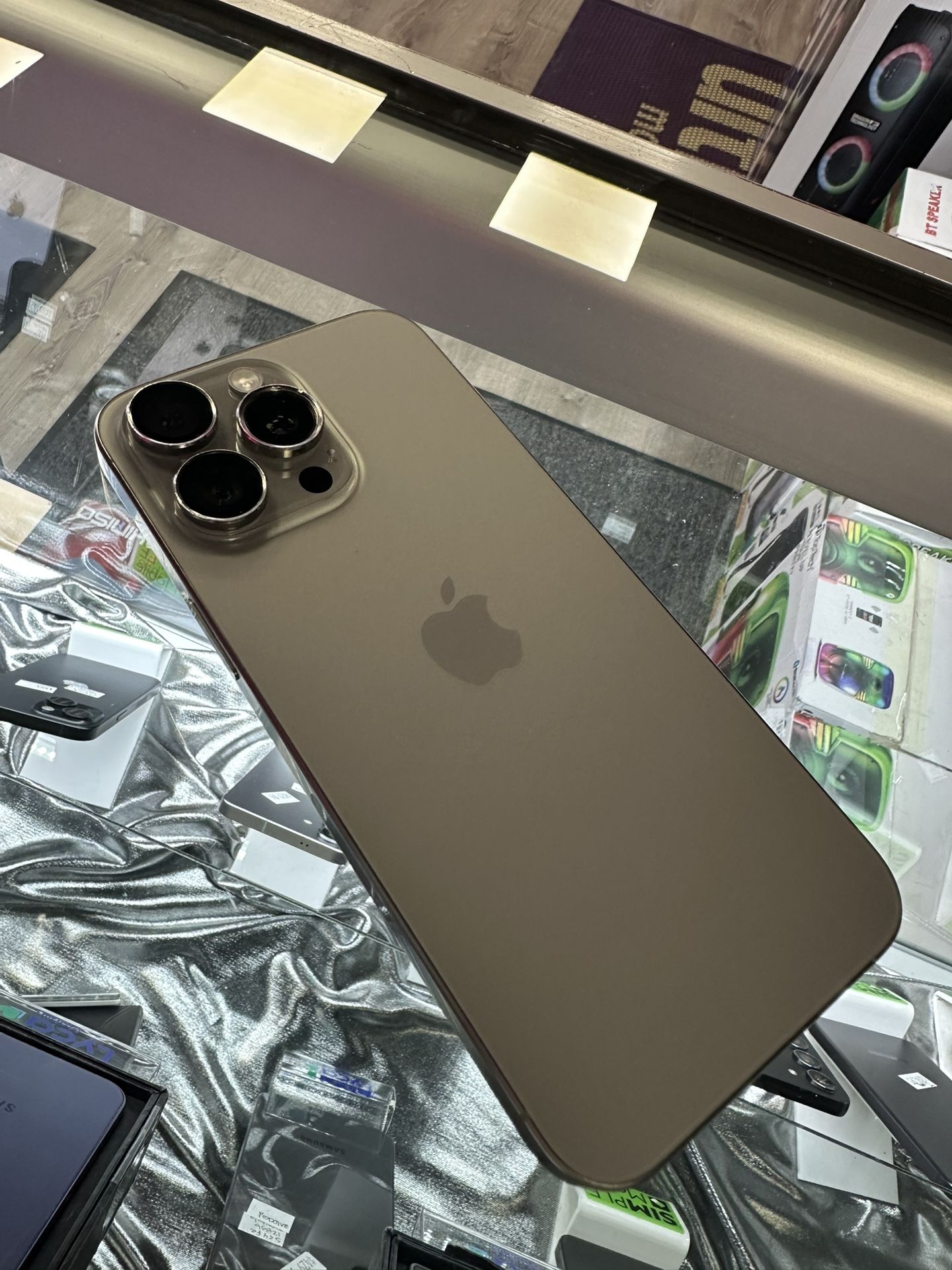 Unlocked IPHONE 15 Pro Max - 256gb 