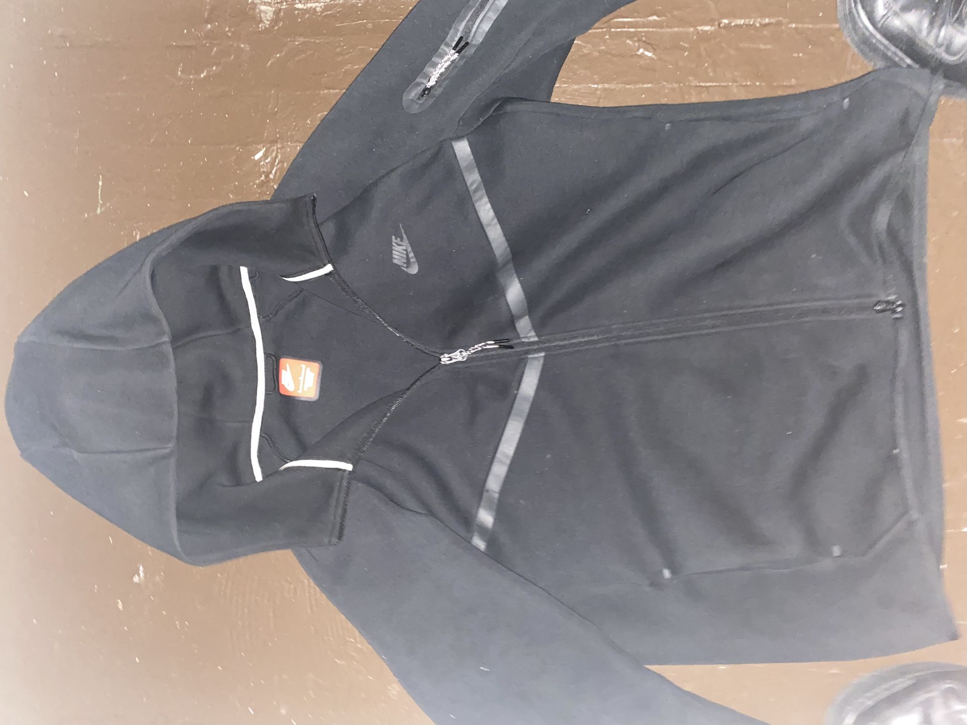 Black Nike tech 
