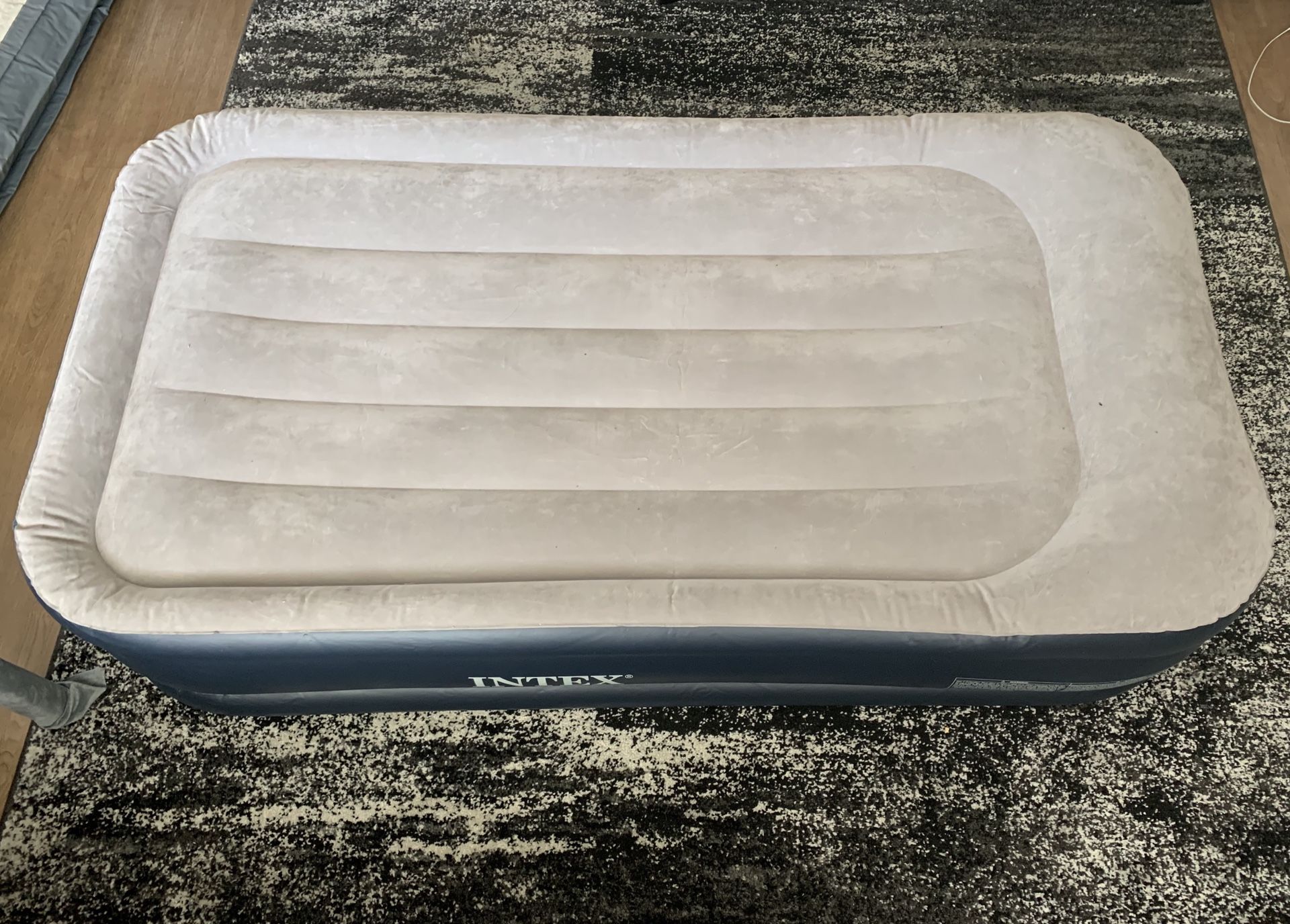 INTEX INFLATABLE BLOW UP AIR MATTRESS TWIN for Sale in Rancho Mirage