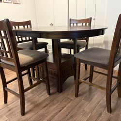 Extendable Round Dining Table with Four Classic Style Chairs - Used 