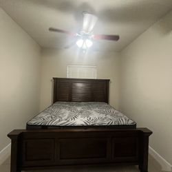 King Size Bed (MATTRESS NOT INCLUDED)