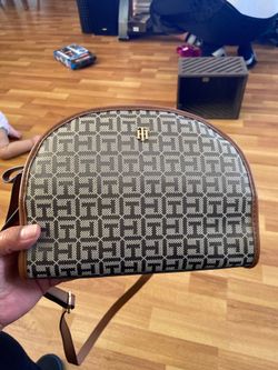 Authentic NWT Tommy Hilfiger Cross Body