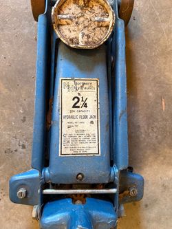 Northern Hydraulics 2¼ Ton Hydraulic Floor Jack