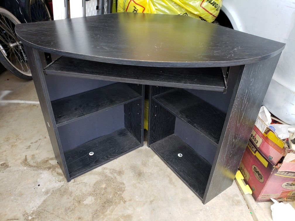 Corner computer desk - black