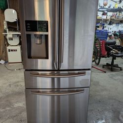 Refrigerator/bottom freezer 33" width Samsung