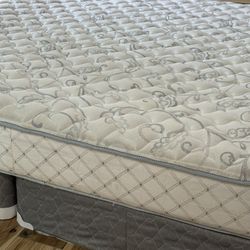 USED KING SIZE SERTA MATTRESS ONLY 