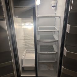 GE Refrigerator. Like New. 