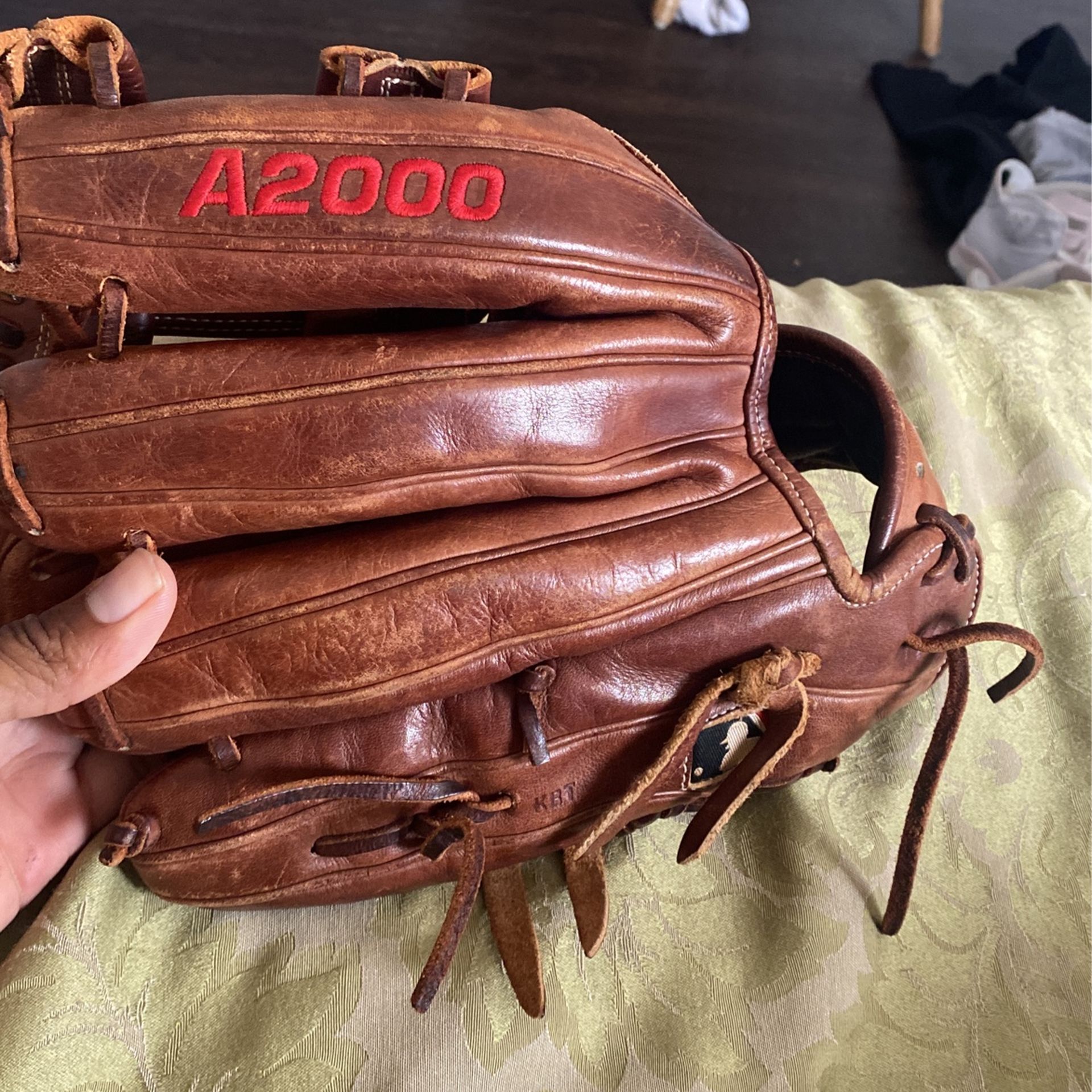 a2000 baseball glove.