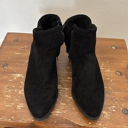 10 cash size 9 near AV College black suede boots