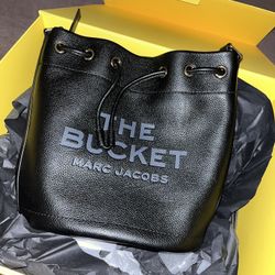 Marc Jacobs Women's Grained Leather Shoulder Bucket Bag