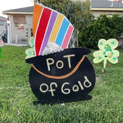 St Pattys Day yard decorations