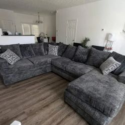 Devin Sectional w Pillows