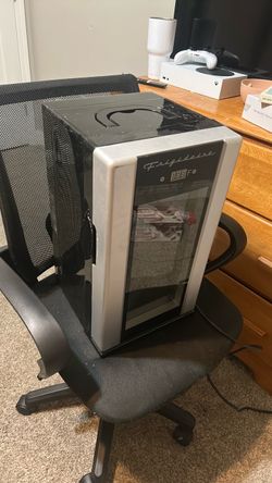Mini fridge ( tryna get rid of for cheap)