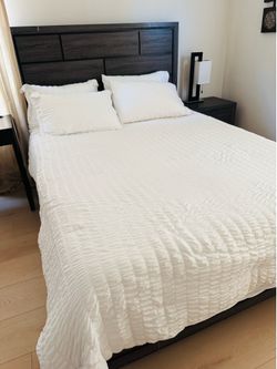 Modern Queen Bedroom Set – Bed Frame, Headboard, Mattress & Nightstand – $350