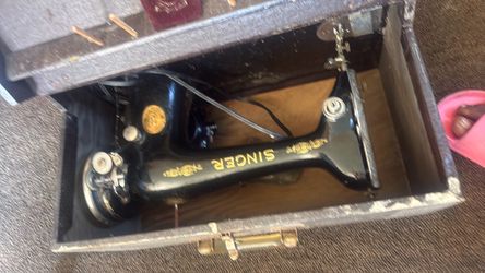 Vintage Singer Sewing Machine with Case