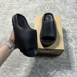YEEZY SLIDES 