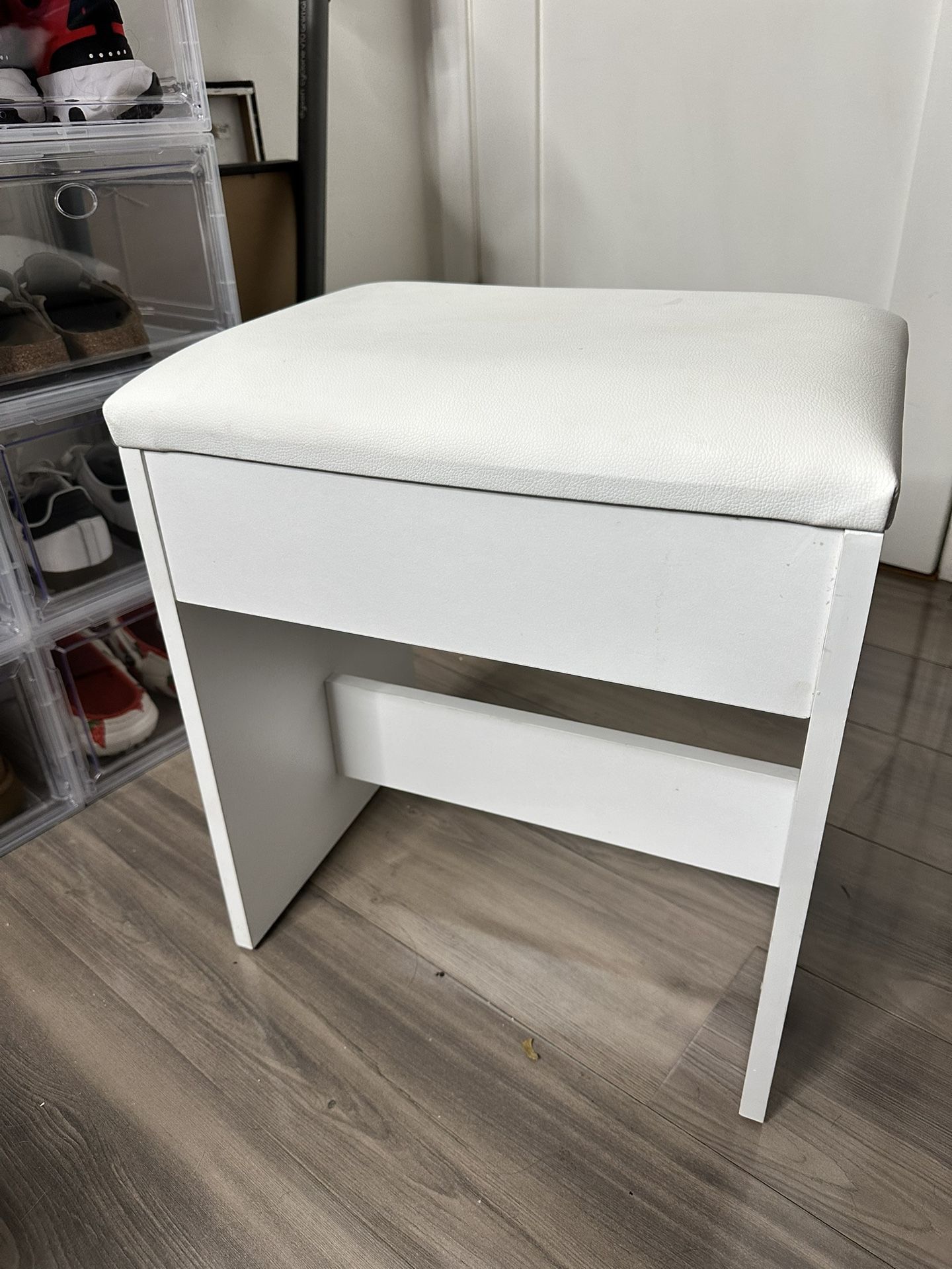 VANITY STOOL 