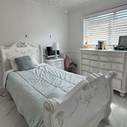 Disney Princess Bedroom Set – Bed, Dresser & Nightstand (Rooms To Go, White, Fairytale Design)