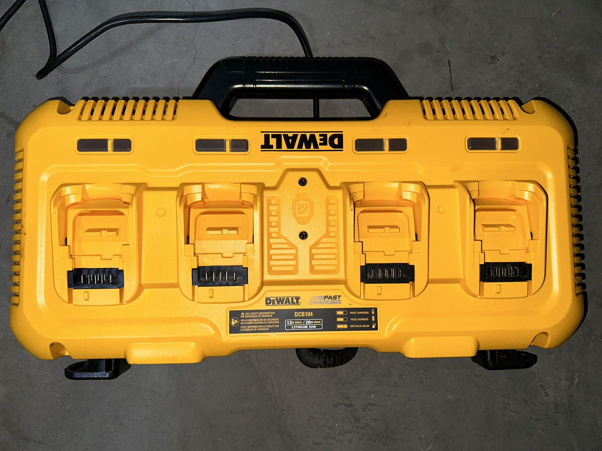Dewalt DCB104 Fast Charger