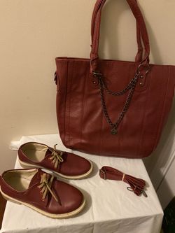 Women’s shoes 👞 size 9 & hand bag 👜very good condition like new $8 for both
