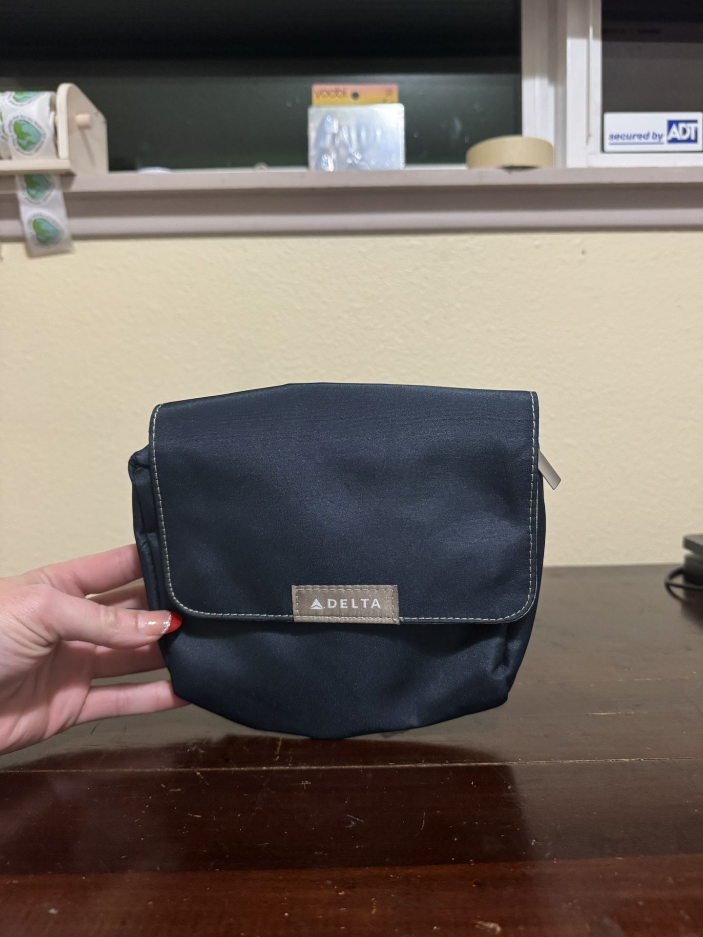 Delta Airlines Flight Travel Bag Blue 9x6 Toiletry Make-up Pill Bag Zipper Snaps