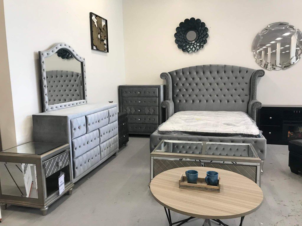 King Grey Bedroom Set ( Brand new) nightstand dresser mirror and bed 