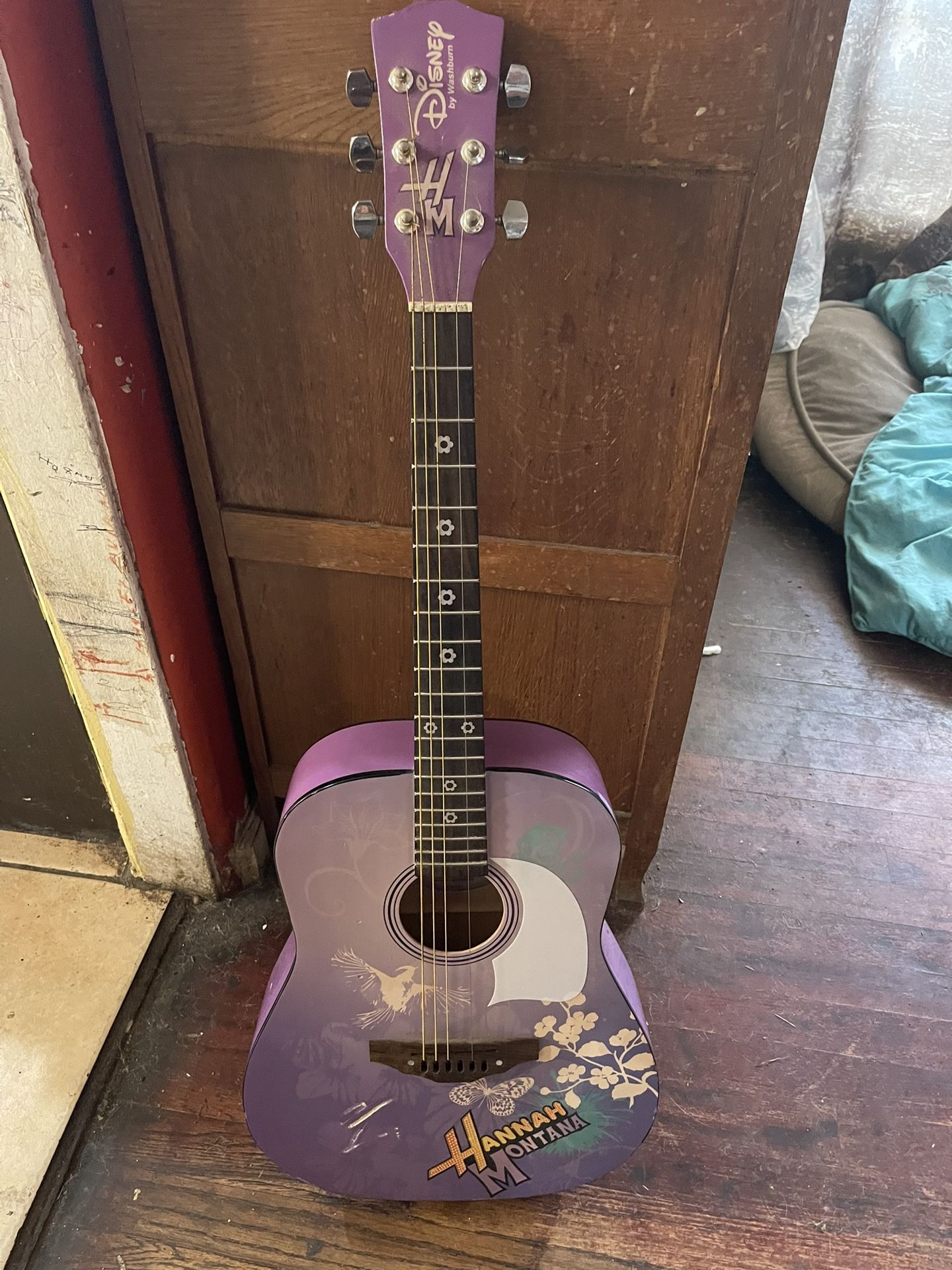 Disney Hannah Montana Acoustic Guitar with nice case by Washburn