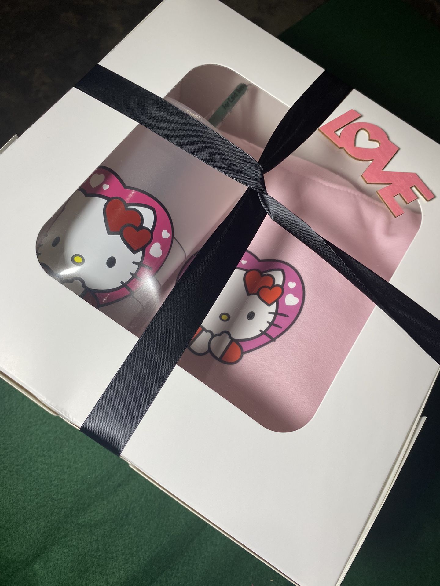 Hello kitty themed Valentine’s Day gift box perfect gift for your girlfriend best friend sister etc. Regalo para día de san Valentín