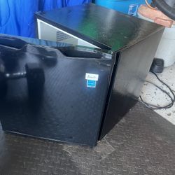 Avanti Mini Fridge $$$ 50 $$$