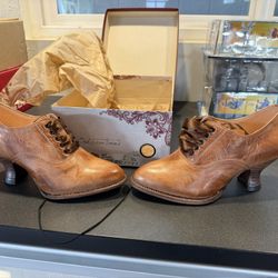 New In Box Women’s Shoes Vintage Style