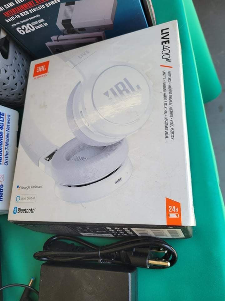 JBL live 400bt wireless Bluetooth over the ear headphones wired or Wireless with Google and Alexa $120 se habla espanol