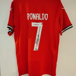 Cristiano Ronaldo hand signed jersey with COA ( authenticity certificate included)