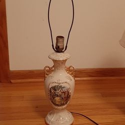 Vintage lamp with Colonial picture and gold trim. 

