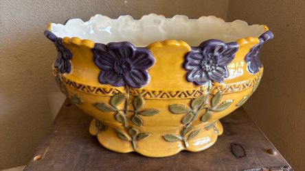 Vintage 1977 Floral Pot