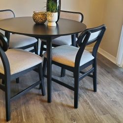 Watertown Black Round Table With Chairs