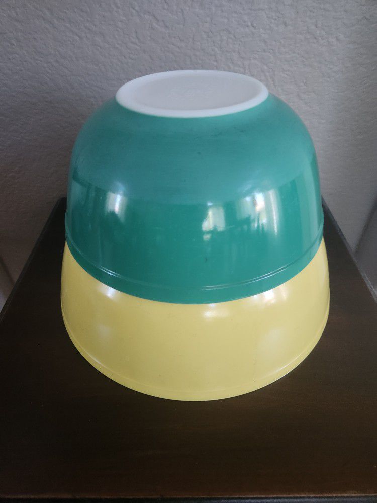 Pyrex Large 404 and Med 403 Mixing Bowl Set EUC $65 Yellow Green
Yellow